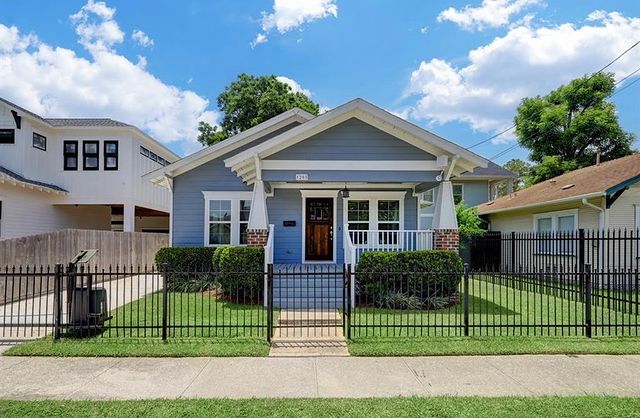 A blue bungalow located in Houston's Greater Heights neighborhood. Photo by Instagram user @lemongroverealty