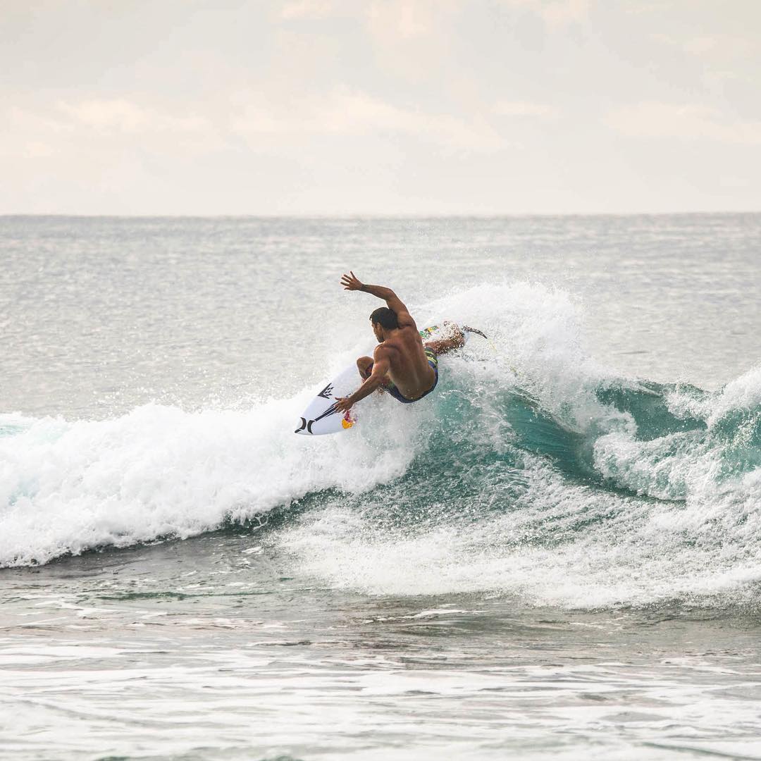 Guy surfing waves at Ehukai Beach. Photo by Instagram user @davidpariasphoto