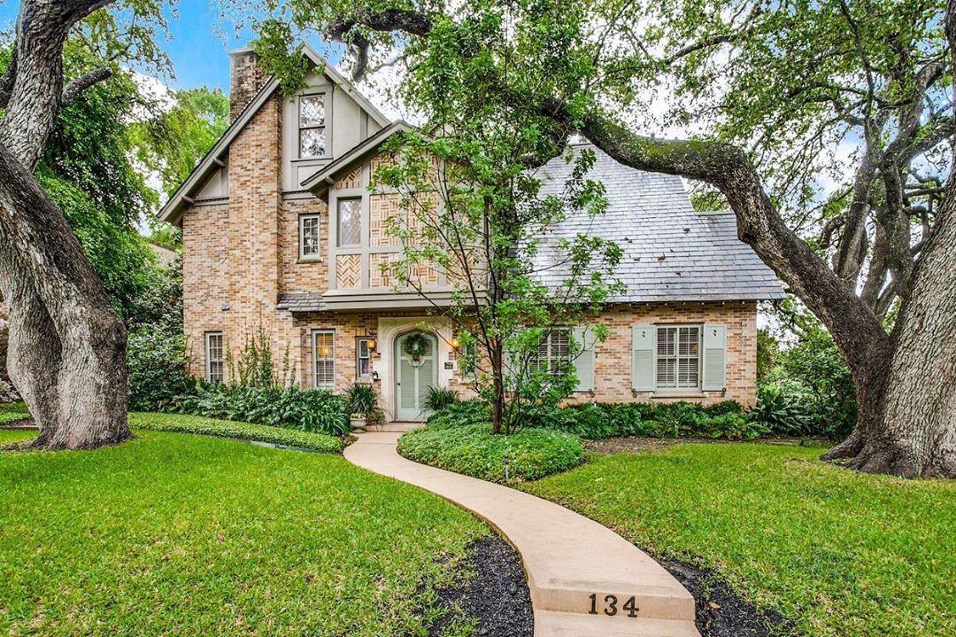 Tan brick house with gray roof in Monte Vista, San Antonio. Photo by Instagram user @phyllisbrowningco