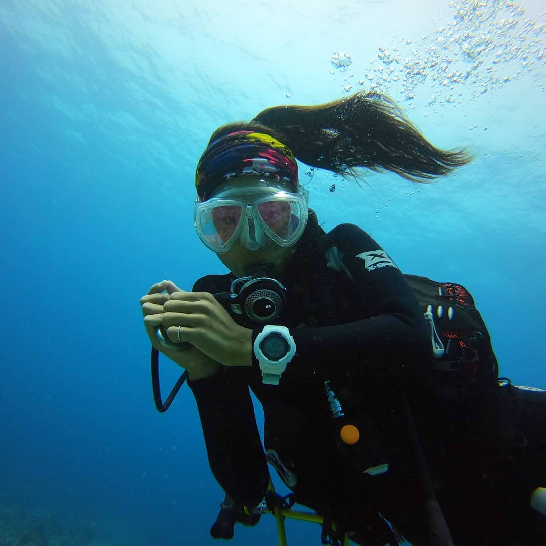 Woman scuba diving in the Maldives. Photo by Instagram user @kinumayu