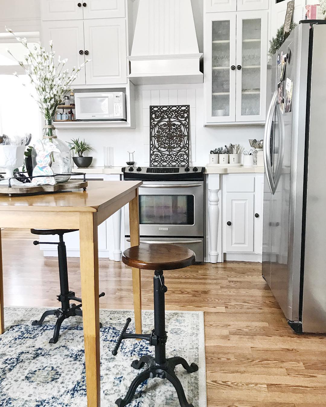 Antique bar stools in kitchen. Photo by Instagram user @thelunthouse