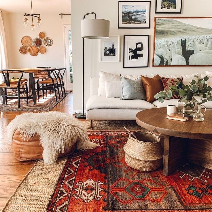 Living room with red rug and tan couch with furry blanket. Photo by Instagram user @decorando_decoryoly