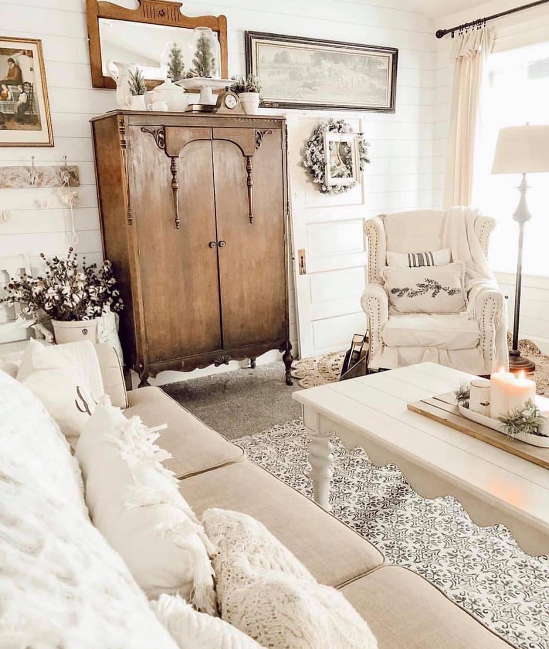 Shabby chic vintage living room. Photo by Instagram user @freeyourmindjac