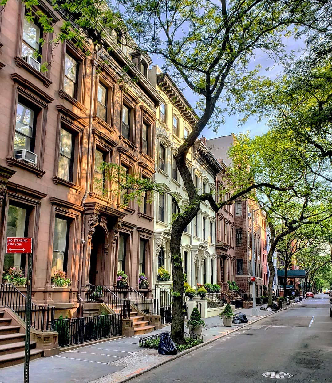 Light and dark-colored brownstone homes. Photo by Instagram user @qwqw7575