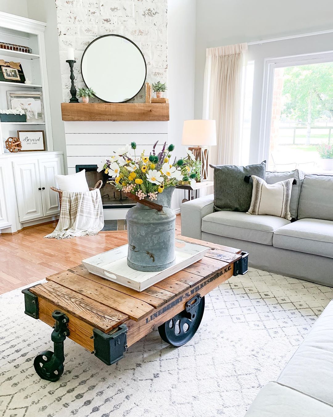 Vintage farmhouse-style living room. Photo by Instagram user @rusticpigdesigns