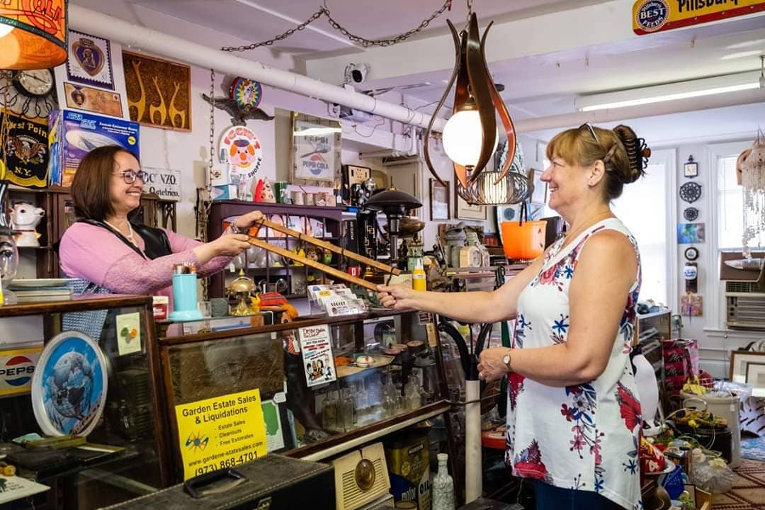 Two women talking in an antique shop. Photo by Instagram user @knellenneka