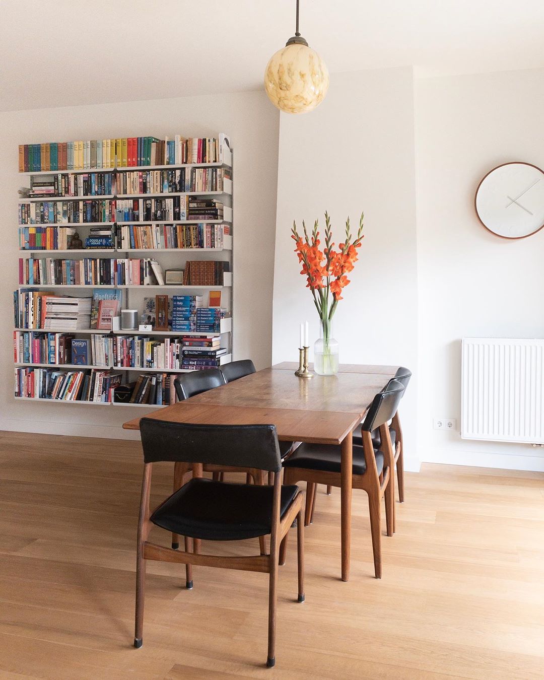Mid-Century Modern table and chairs in white room. Photo by Instagram user @midcenturytoday