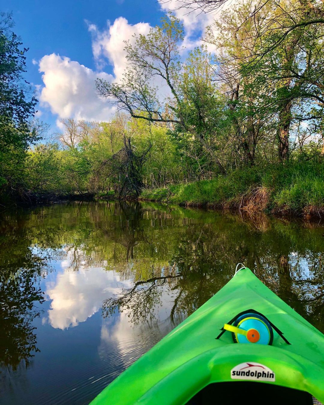 A kayak sits on a large body of water. Photo by Instagram user @hikewithjennifer.
