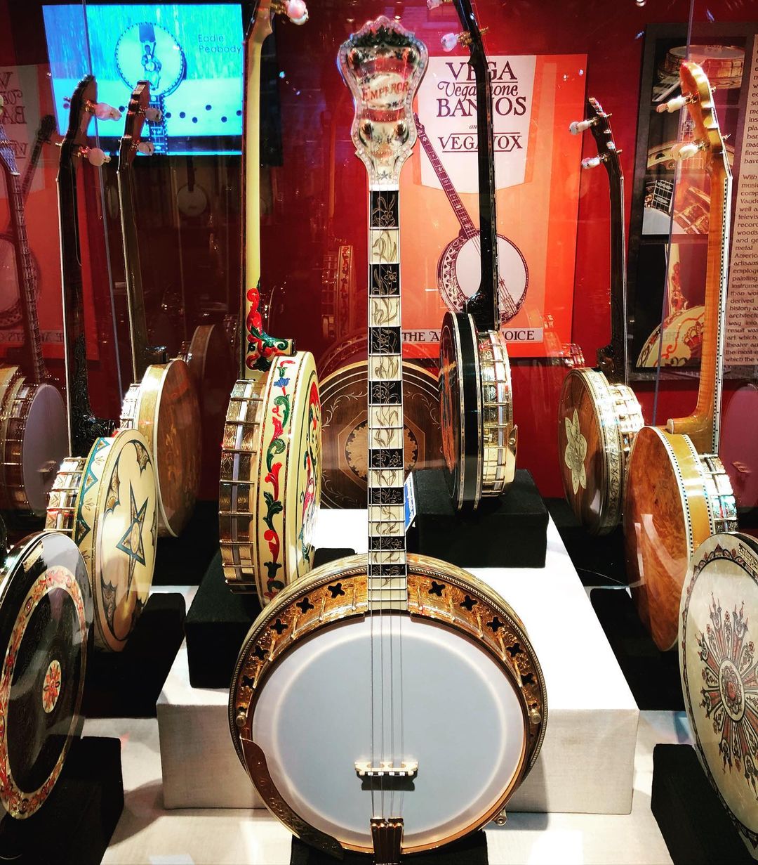 A banjo sits in a case. Photo by Instagram user @banjomuseum.