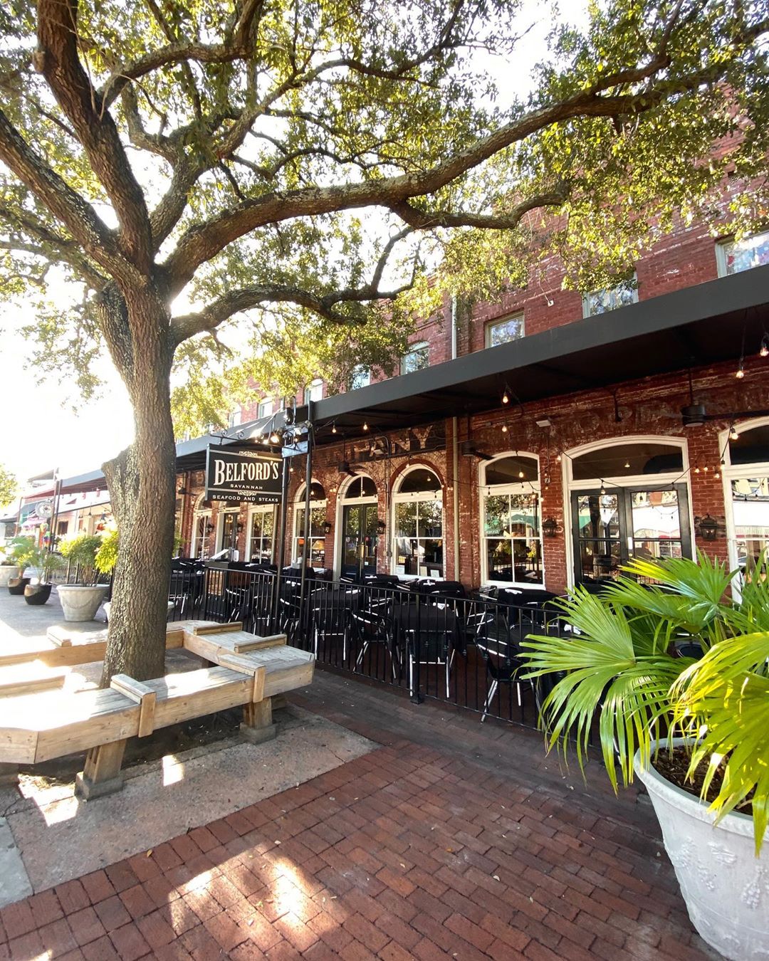 Brick restaurants next to tree in Savannah City Market. Photo by Instagram use @jessweiss87