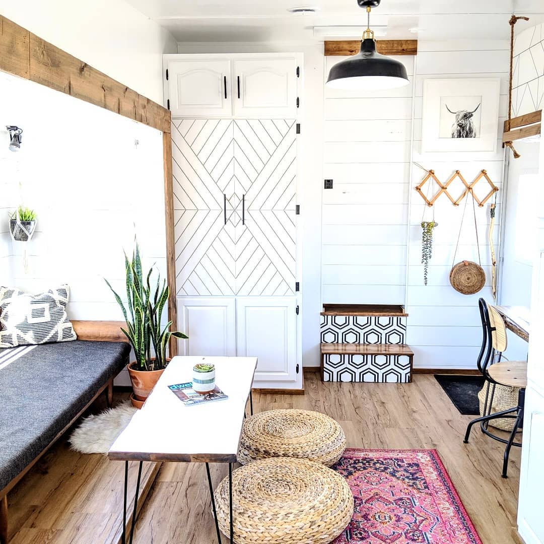 Room with white walls and wood decor. Photo by Instagram user @whitehousemuddyfeet