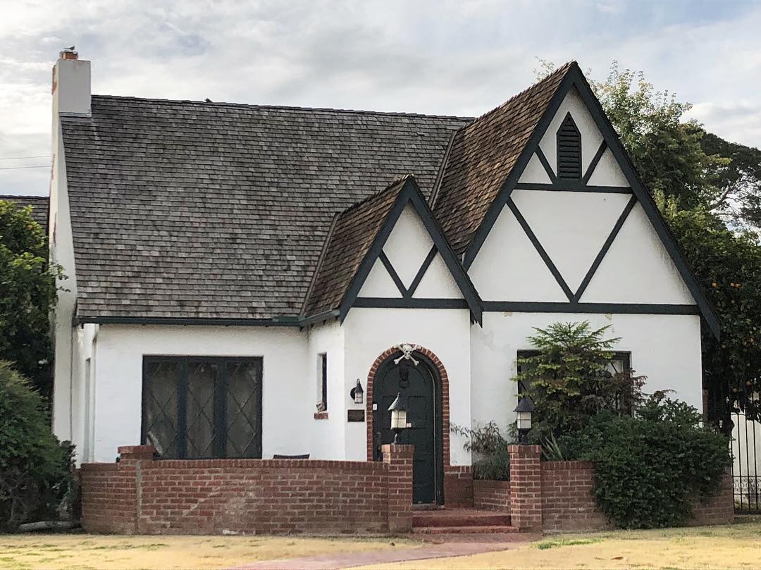 Cottage-style white house with black trim. Photo by Instagram user @historicphoenixhomes