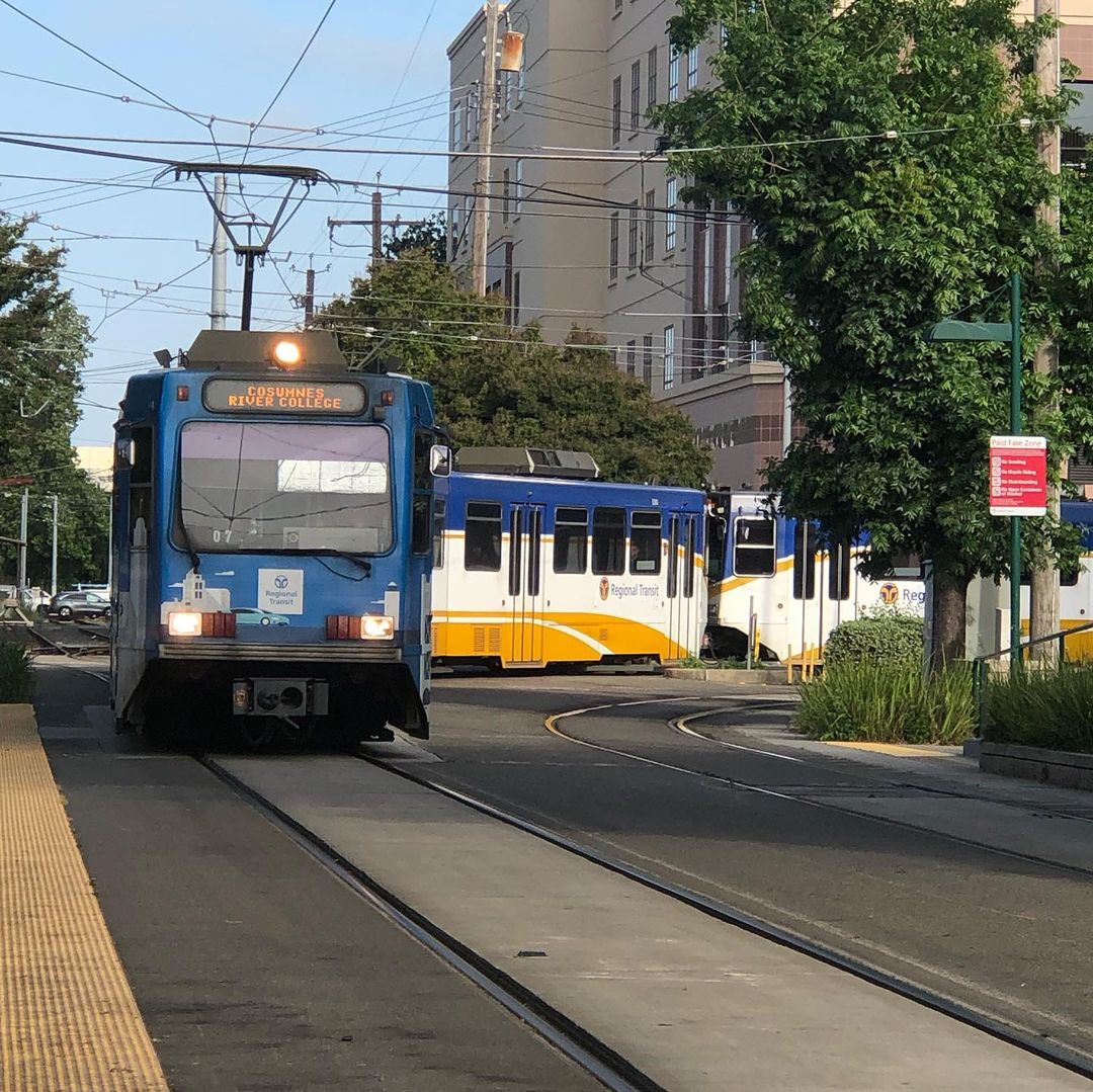 Sacramento public transportation the SacRT approaching on tracks. Photo by Instagram user @rss199997.