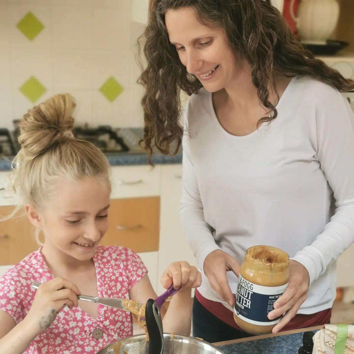 A mother and daughter baking brownies. Photo by Instagram user @braunfamilyadventures