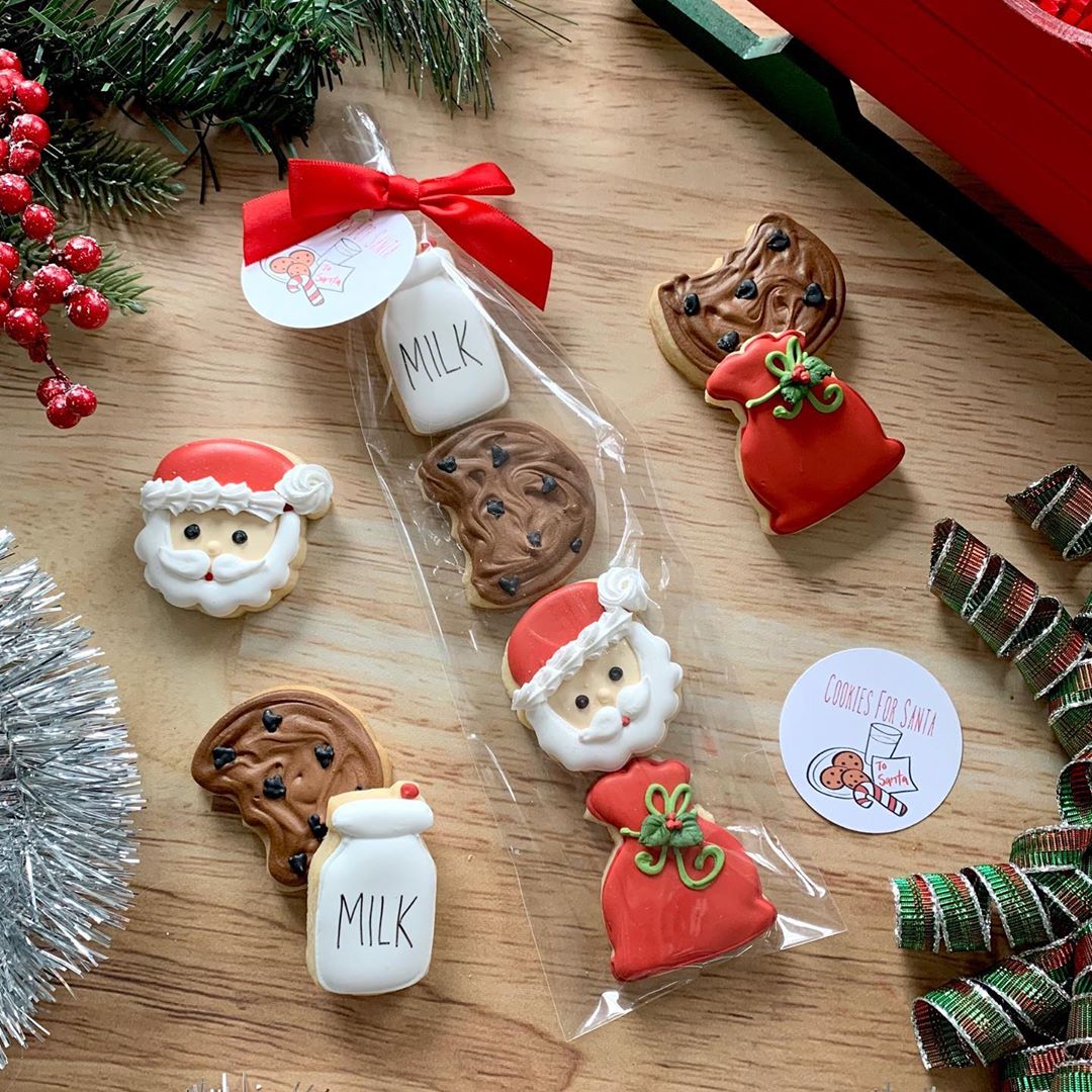 Christmas cookies on wooden table. Photo by Instagram user @kellys_cookies_