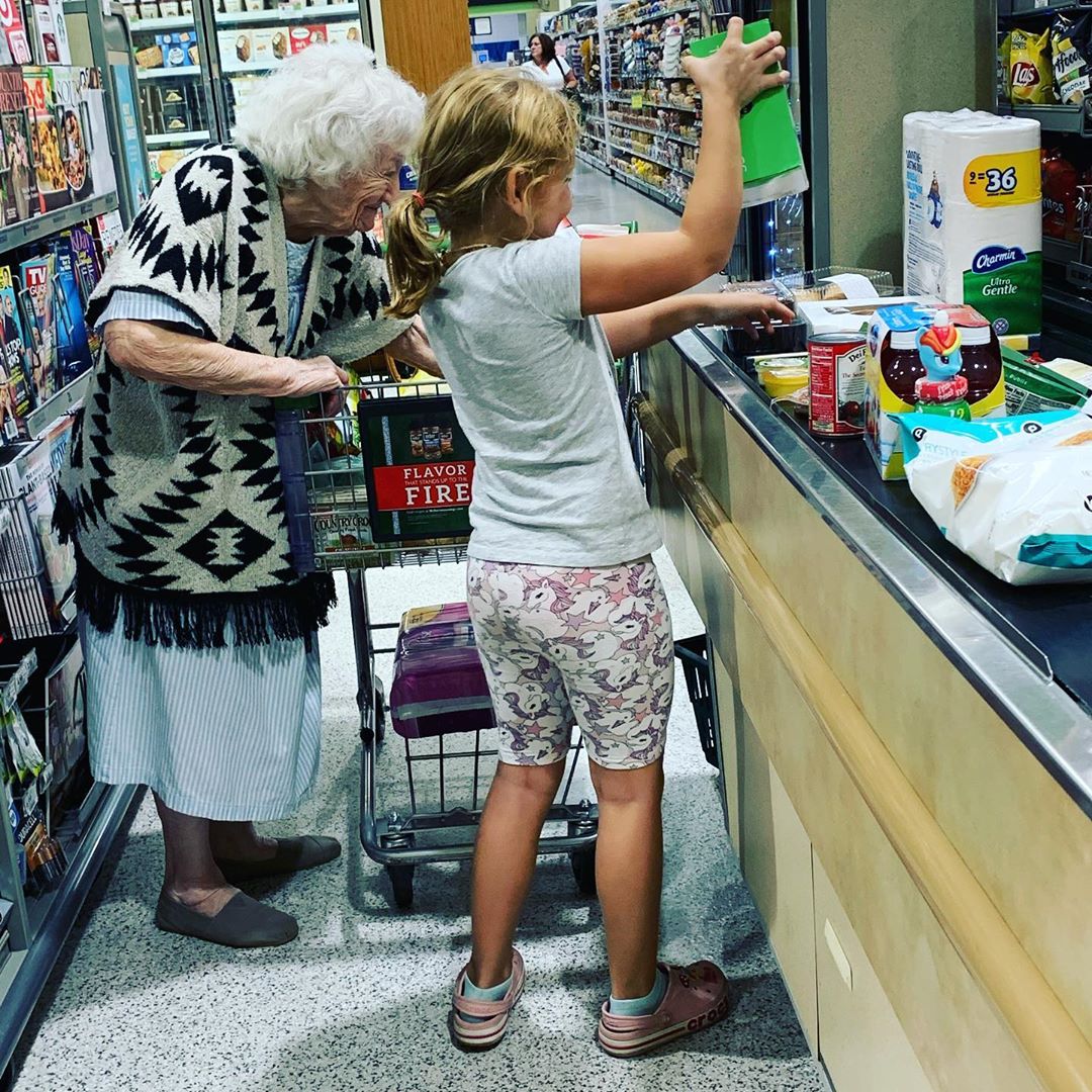 Little girl helping elderly woman at grocery store. Photo by Instagram user @kinseyjohnson5
