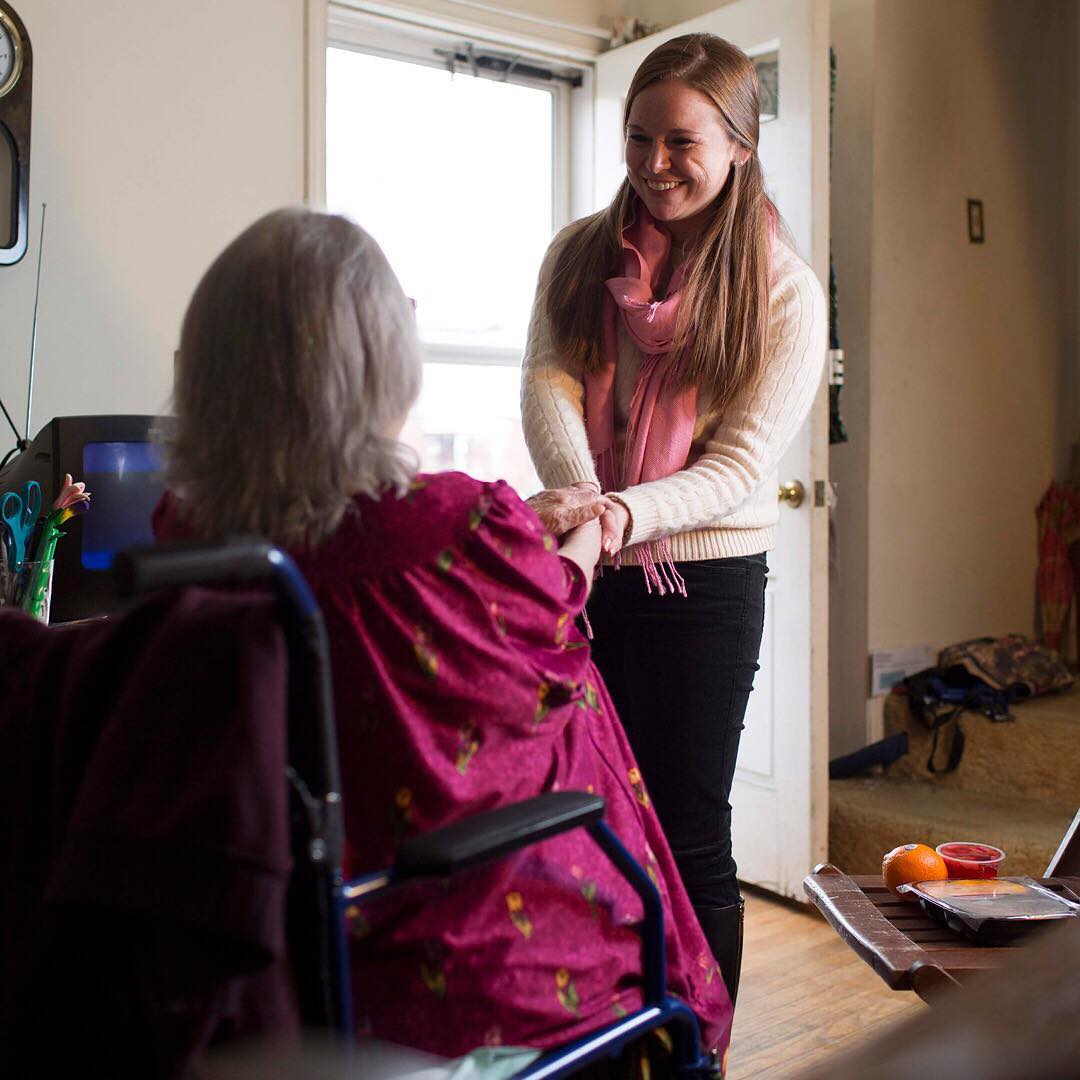 Young woman shaking older woman's hand. Photo by Instagram user @mealsonwheelsamerica
