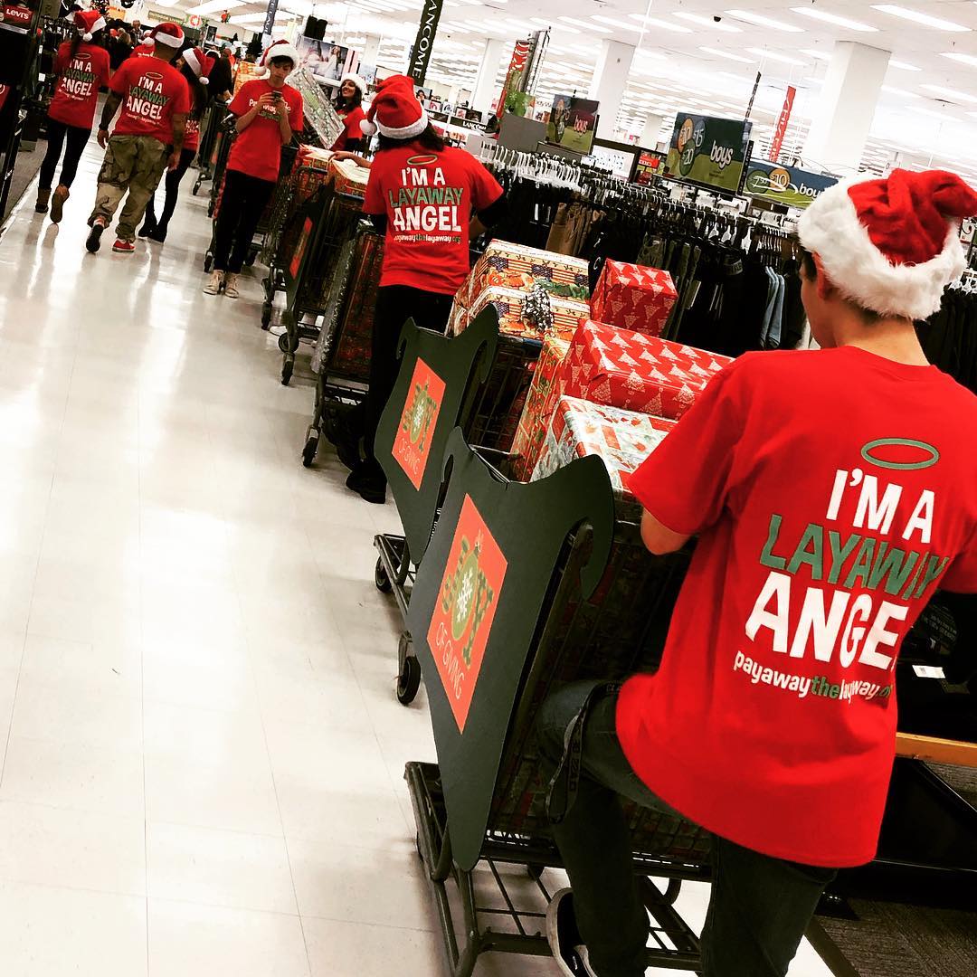 People pushing carts of toys. Photo by Instagram user @payawaythelayaway