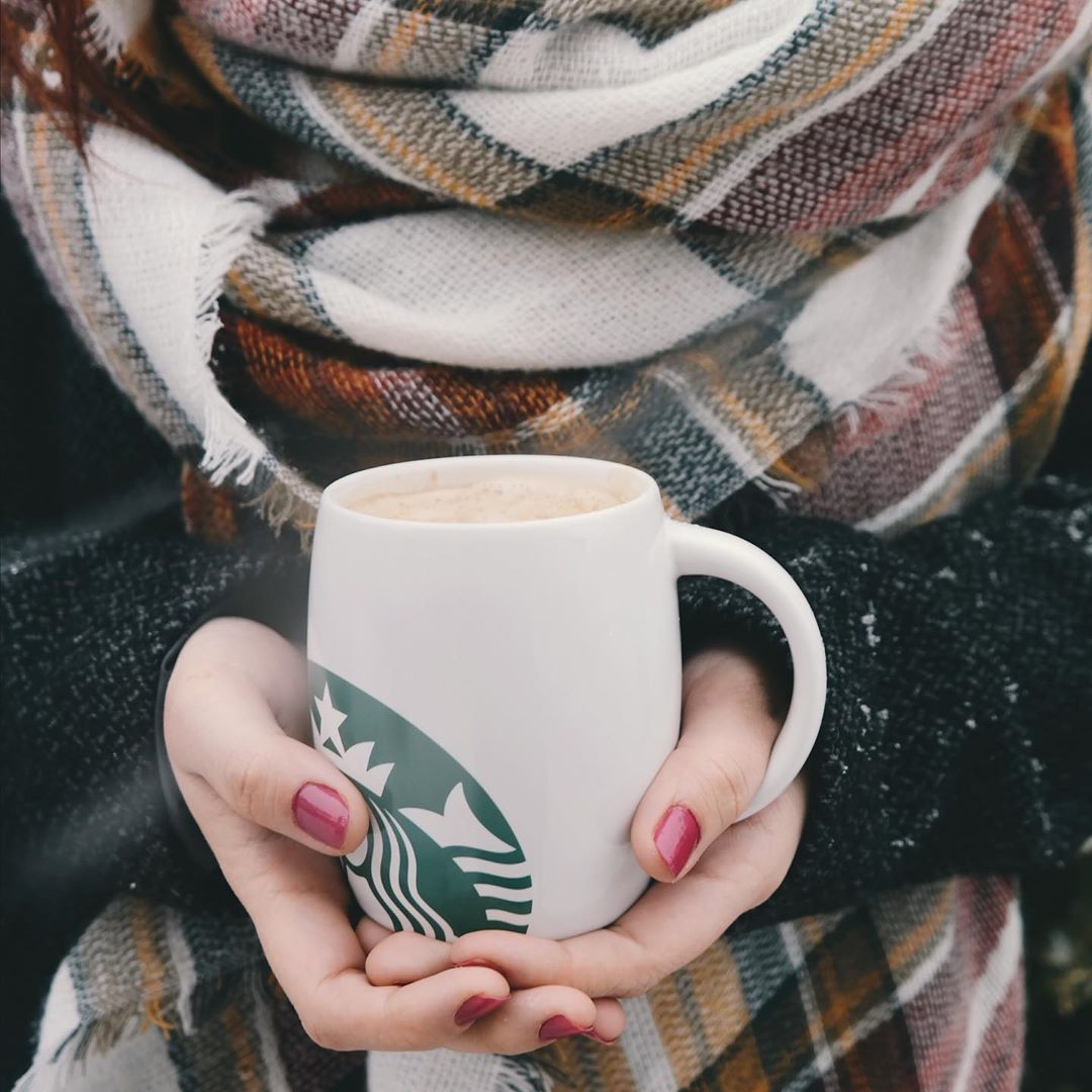 Girl holding a Starbucks mug. Photo by Instagram user @addorbad