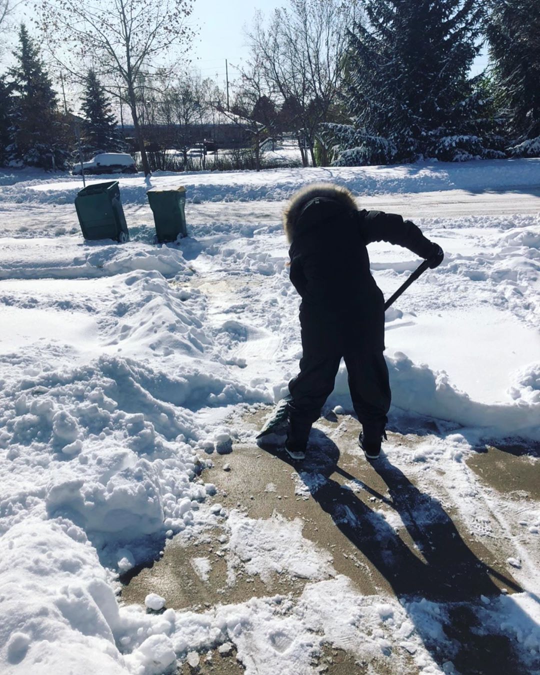 Kid shoveling driveway. Photo by Instagram user @bow_varakorn