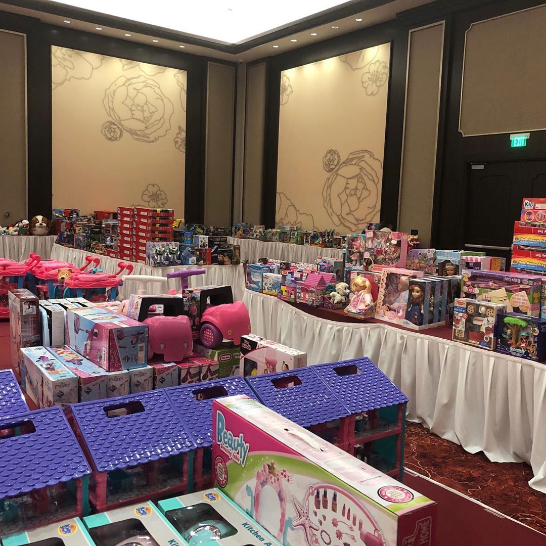 Room filled with toys on tables. Photo by Instagram user @soboba_casino_resort