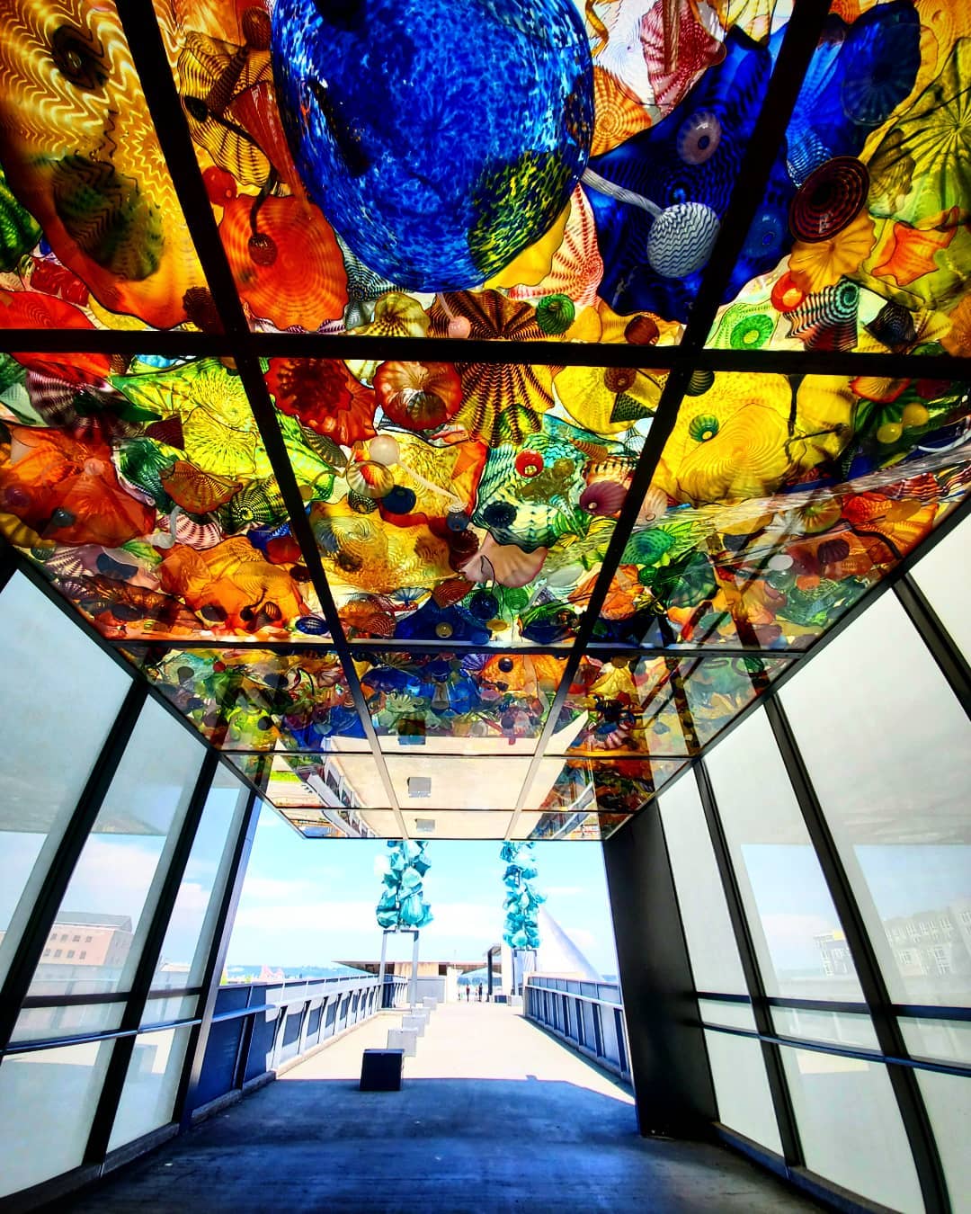 Glass building with colorful glass sculptures on ceiling. Photo by Instagram user @yk5545