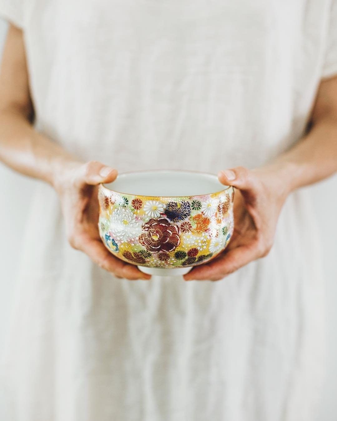 Hands holding decorative bowl. Photo by Instagram user @romanalilic