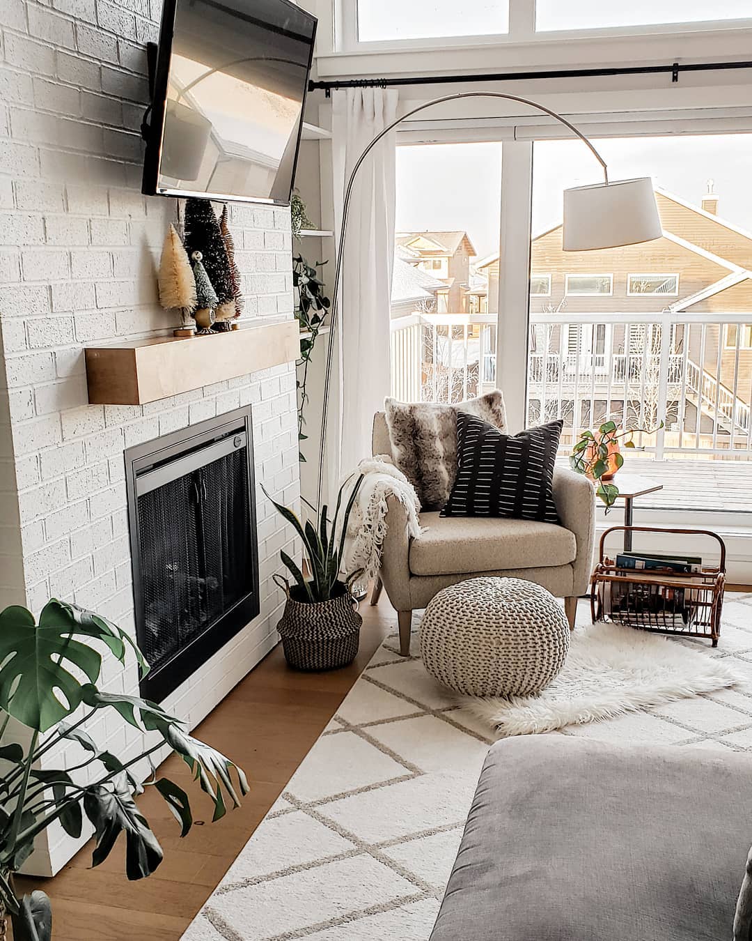 Living with white walls, wood floors, and all white decor. Photo by Instagram user @theblushhome
