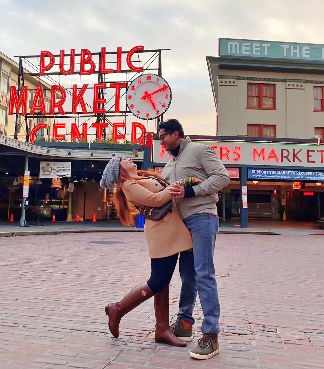 Two people stand in Pike Place Market. Photo by Instagram user @jaimekhan_.