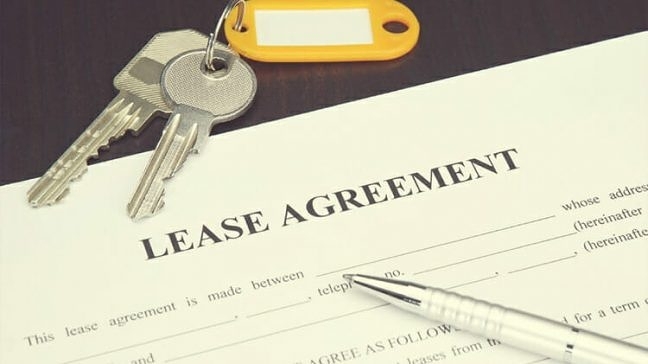 Lease agreement by keys. Photo by Instagram user @chicagorenter