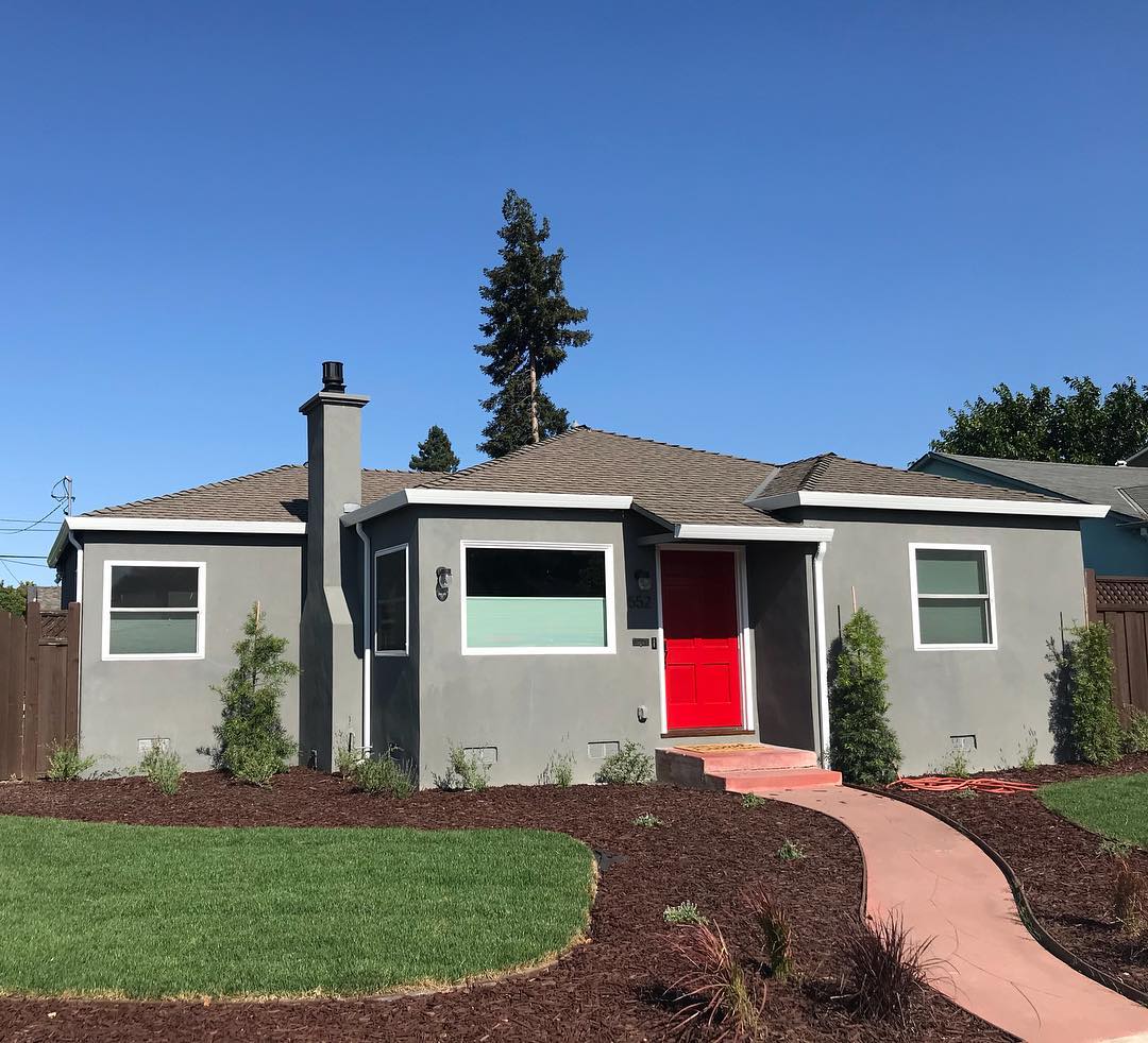 One-story gray house with red door in Burbank, San Jose. Photo by Instagram user @siliconvalleylofts