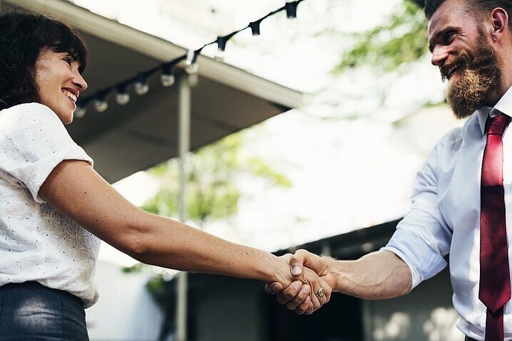 Man and woman shaking hands. Photo by Instagram suer @professionalpersona