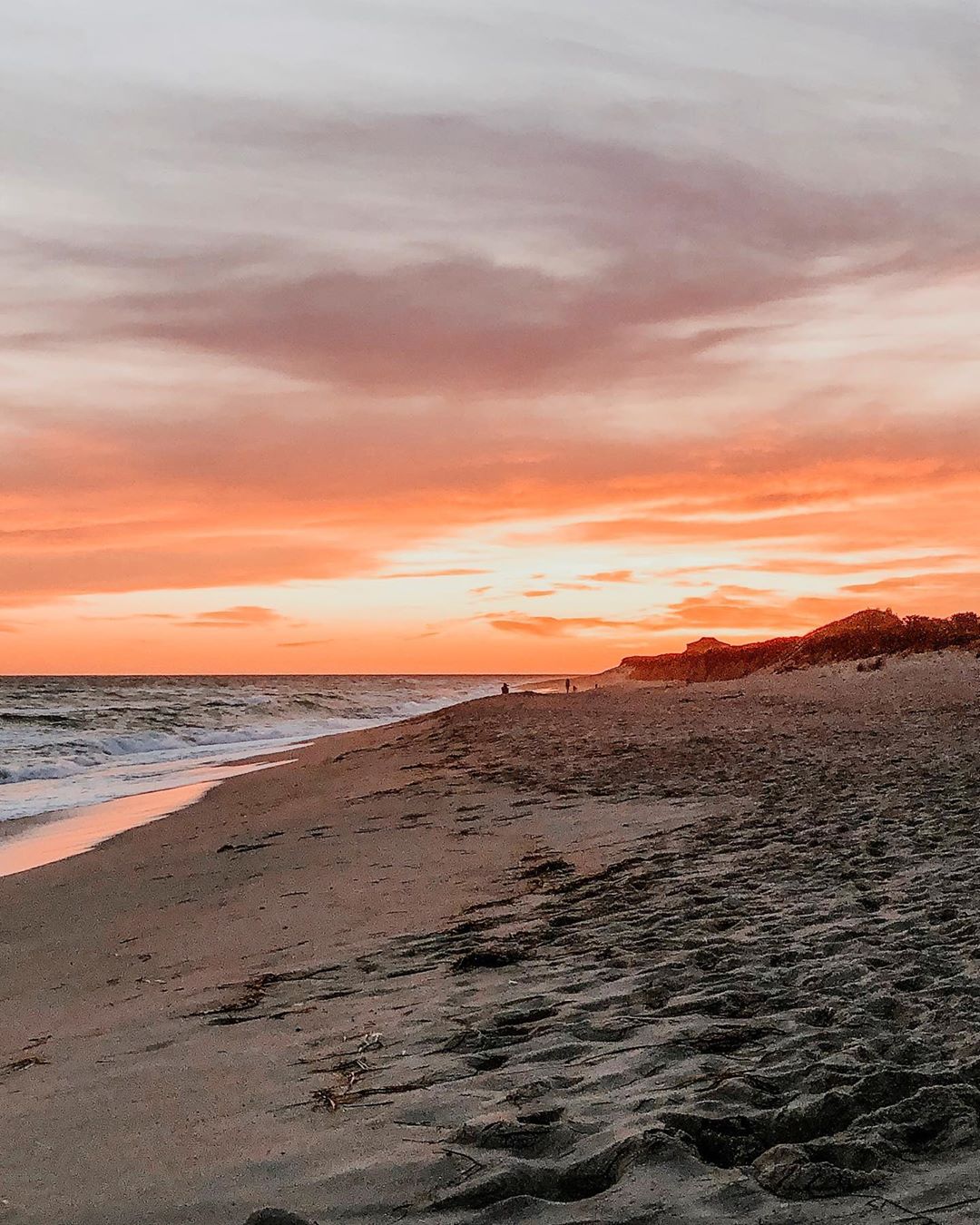 Sandy beach and pink sunset in Nantucket, MA. Photo by Instagram user @jessicajenkinsphotography