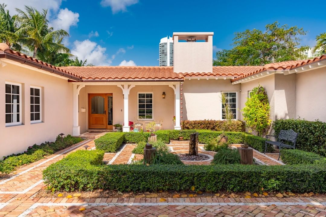 Light orange house with courtyard in Rio Vista Fort Lauderdale, FL. Photo by Instagram user @theelmesgroup