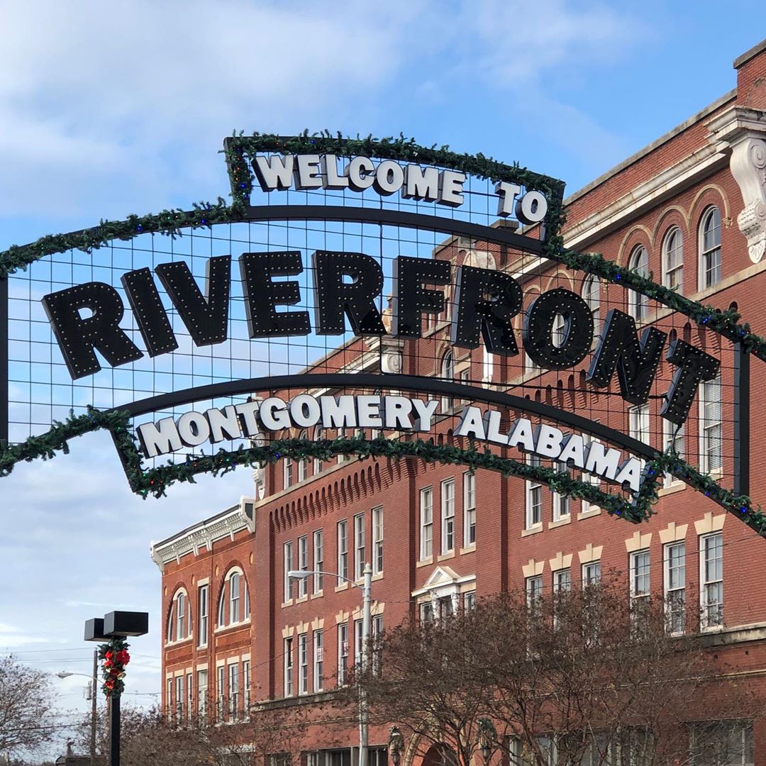 Welcome to Riverfront sign. Photo by Instagram user @x.e___oo
