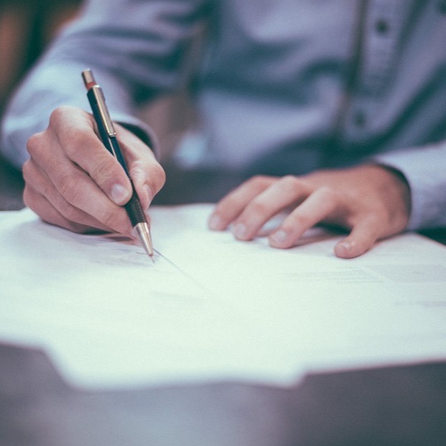 Hands signing papers. Photo by Instagram user @tisteam