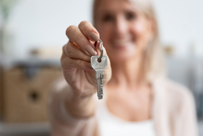 Woman holding a pair of keys.