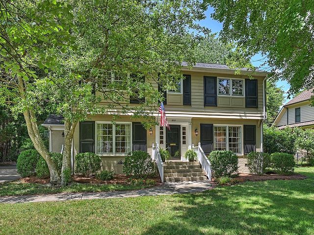 Colonial style home with American Flag in the Barclay Downs neighborhood. Photo by Instagram user @cottinghamchalk.
