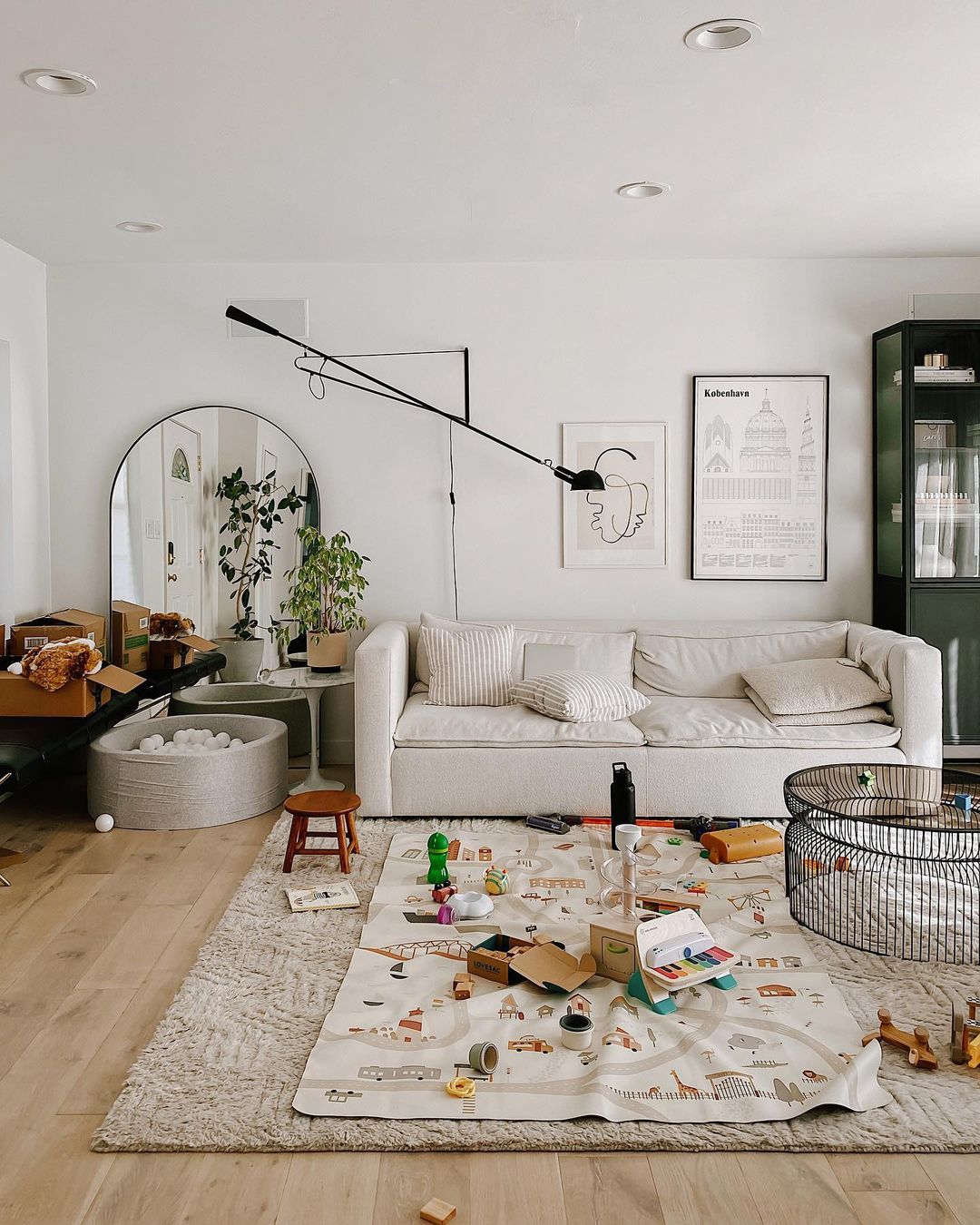 Living room with baby toys on the floor. Photo by @homeyohmy