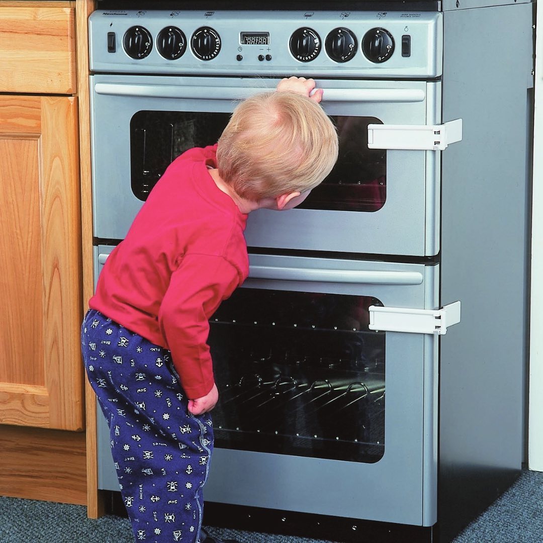Child safety lock on oven. Photo by @clippasafe