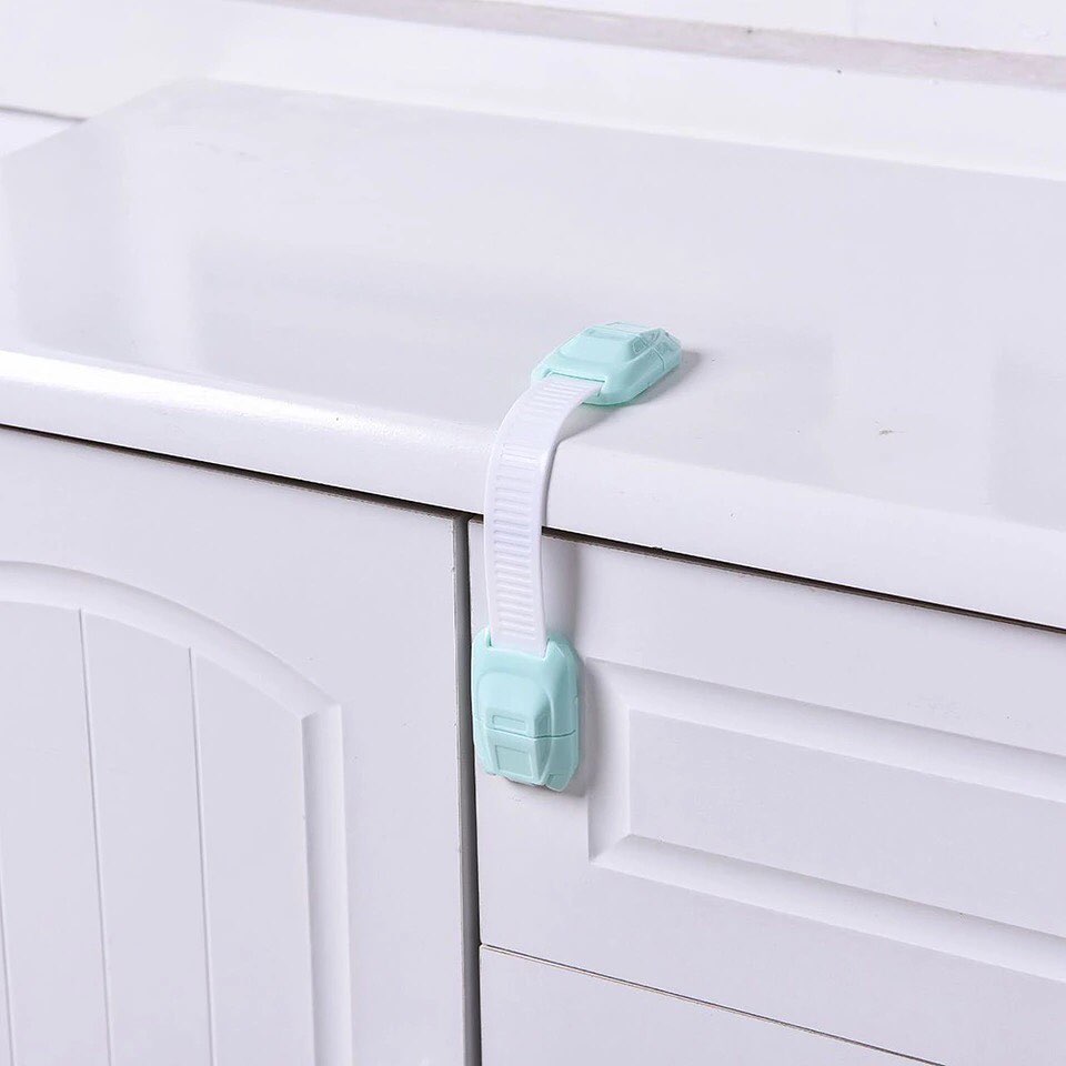 Baby proof latch on kitchen cabinet drawer. Photo by Instagram user @homeneedid