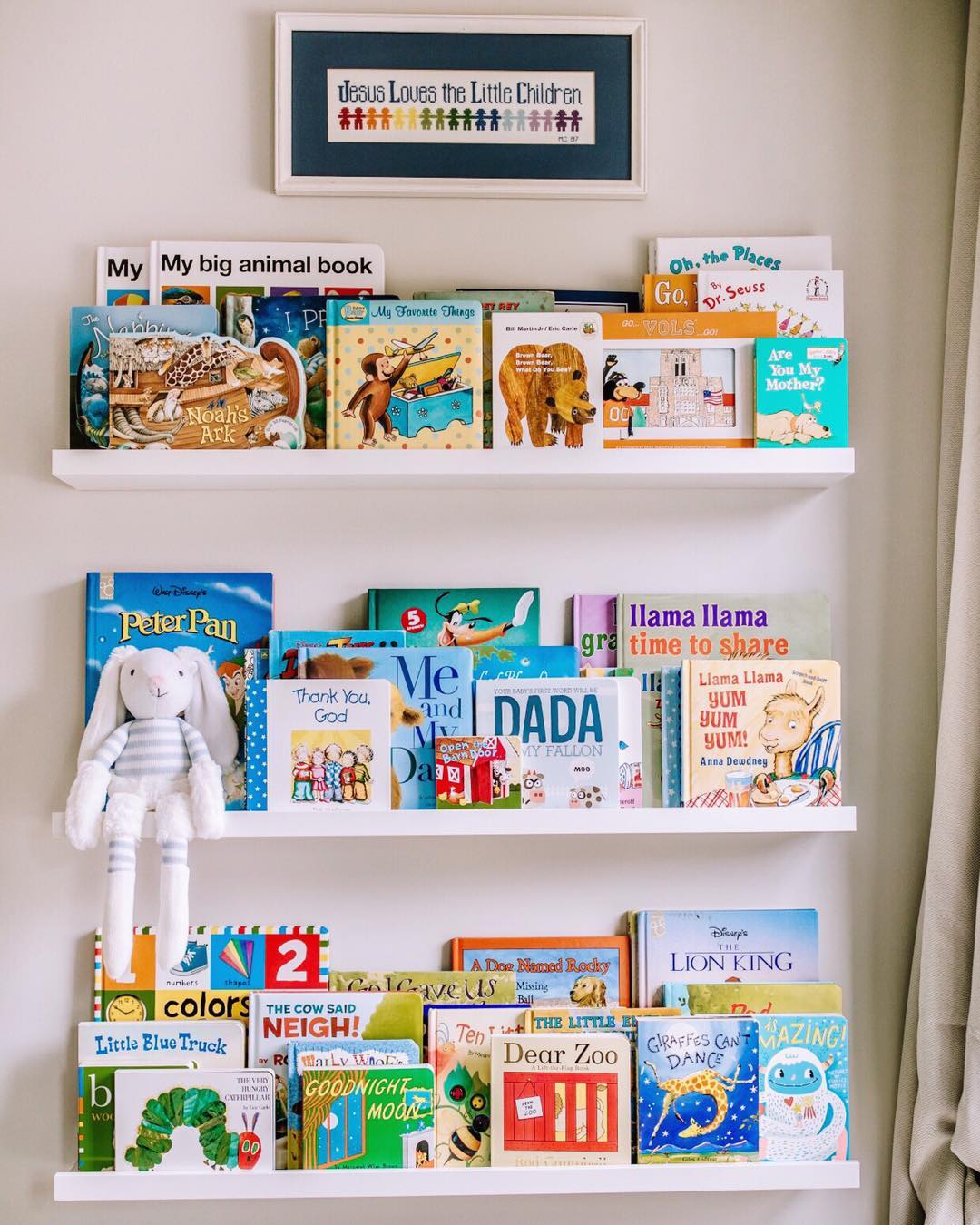 Floating shelves with books. Photo by Instagram user @brunoandlibby