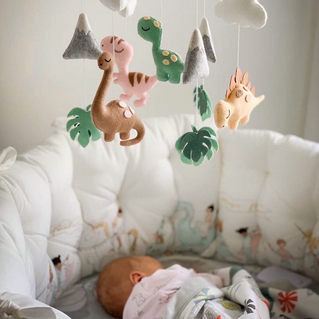 Plush mobile over sleeping baby. Photo by Instagram user @joyandsmiles_studio