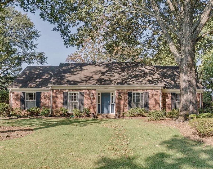 Ranch style home built with brick in memphis photo by Instagram user @hdurhamfrontporch