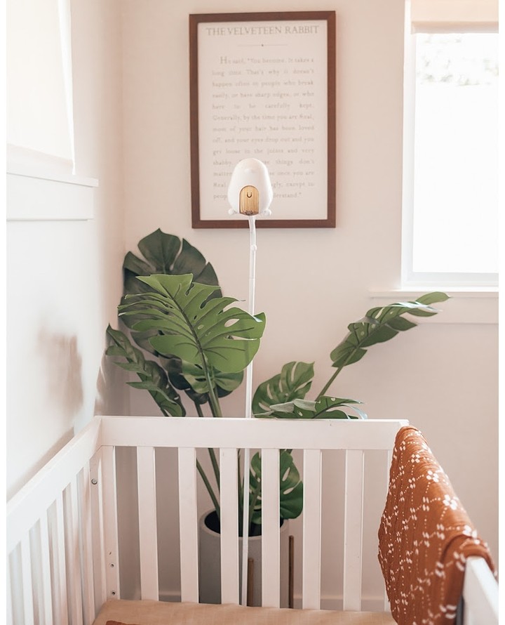 Baby monitor next to crib. Photo by Instagram user @cubobabymonitor