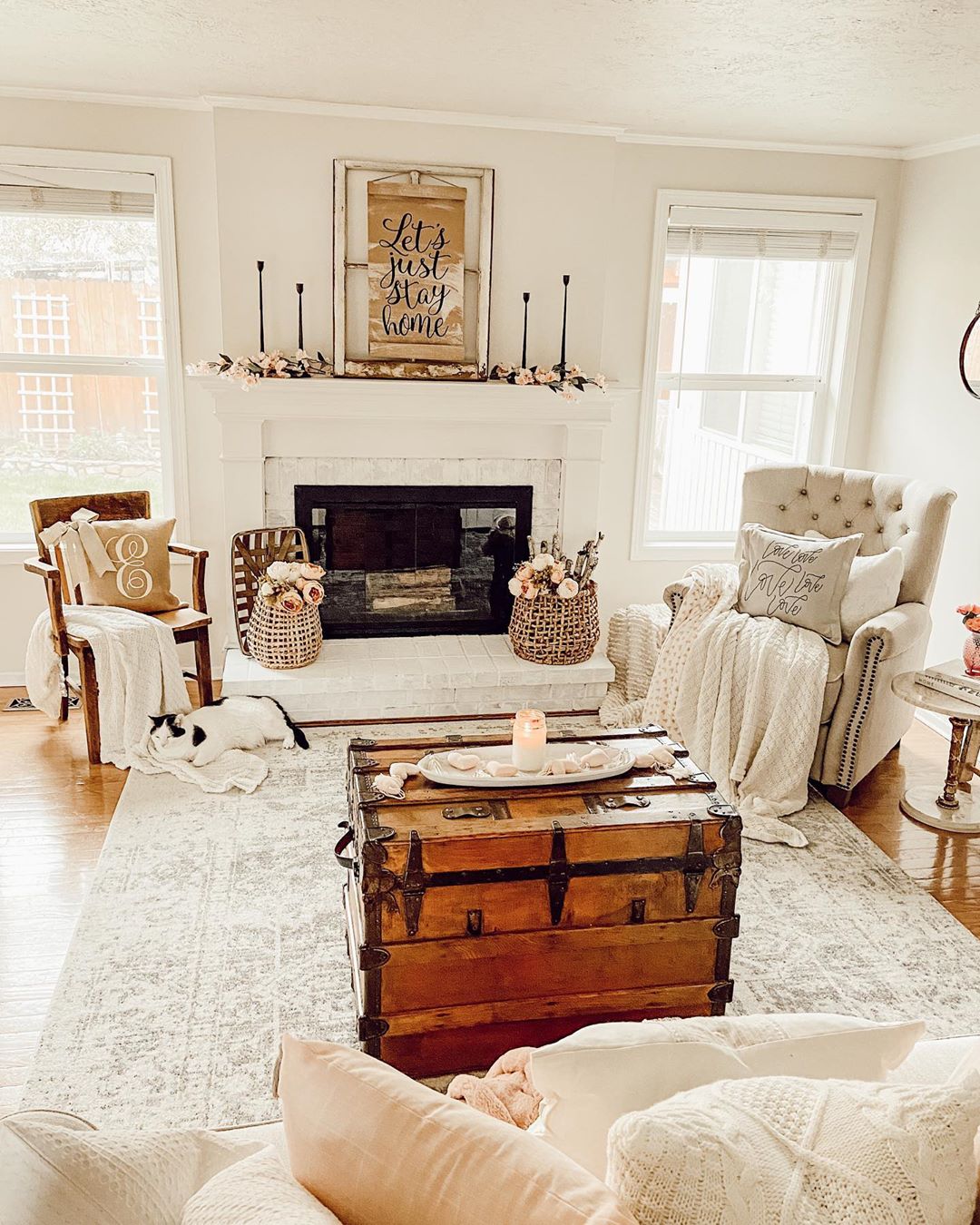 https://www.extraspace.com/blog/wp-content/uploads/2020/03/trunk-decor-farmhouse-decorating-ideas.jpg