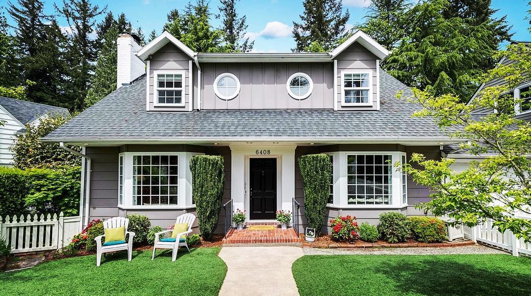 purple bungalow style home in hillsdale, portland, or photo by Instagram user @annawedekingrealestate