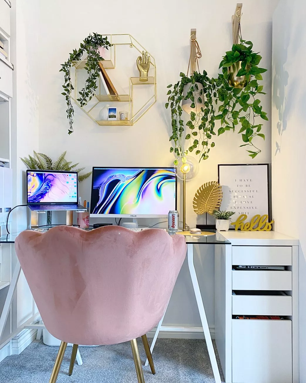 https://www.extraspace.com/blog/wp-content/uploads/2020/04/create-productive-work-from-home-office-personalize.jpg.webp