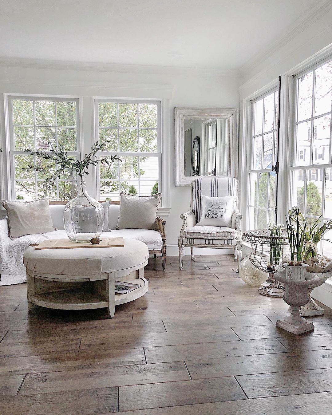 sitting room with wood flooring photo by Instagram user @featherglass