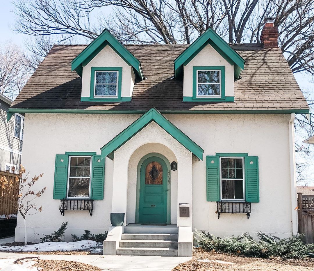 bungalow style home with teal accents and white siding photo by Instagram user @lindenhillslove